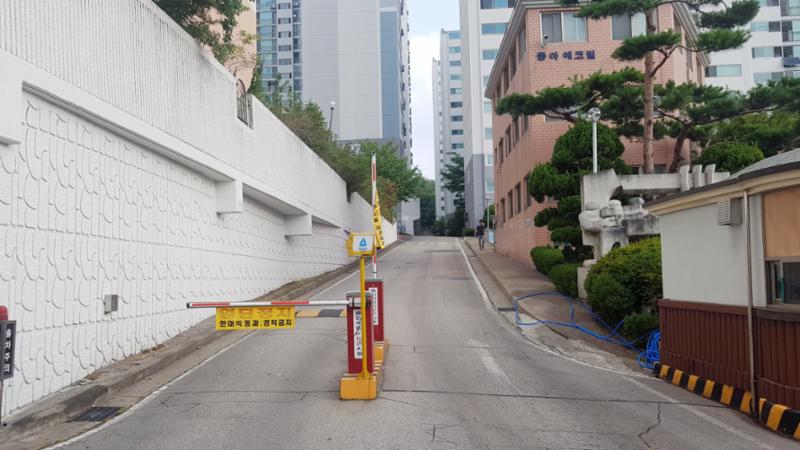 차량출입차단기가 설치되어 있는 단지정문이에요
