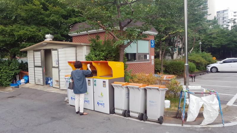 입주민들의 생활편의를 위하여 재활용 분리수거장을 야외에 별도로 설치하여 편의를 높였으며, 단지를 깨끗하게 관리할 수 있어요