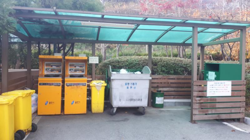 단지 한쪽에 마련된 분리수거장이에요