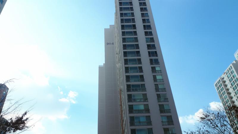 강남마을9단지한라비발디 아파트의 깔끔하고 세련된 전경 사진이에요