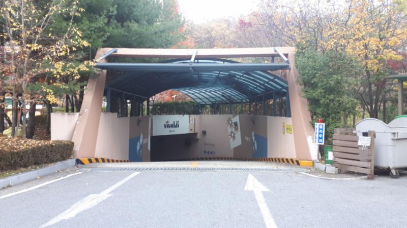 지하로 연결되어 있는 지하주차장 출입구이에요