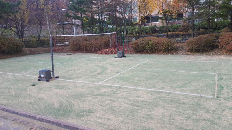 라인이 그려진 단지 내 운동 공간이에요