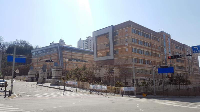 단지 인근에 중학교가 위치하고 있어 학생들이 안전하고 편리하게 등하교를 할수 있습니다