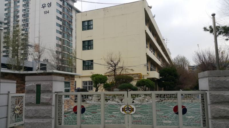 단지 주변에 영서중학교가 위치하여 있습니다