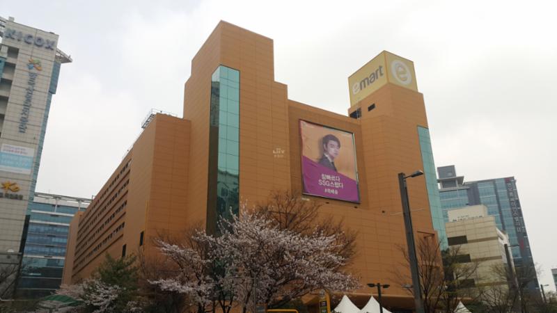 삼성래미안 아파트 단지 주변에 위치한 대형마트로 이용이 편리하고 대형주차장이 함께 설치되어 있어 주말에도 주차 걱정없이 편리하게 이용할 수 있습니다