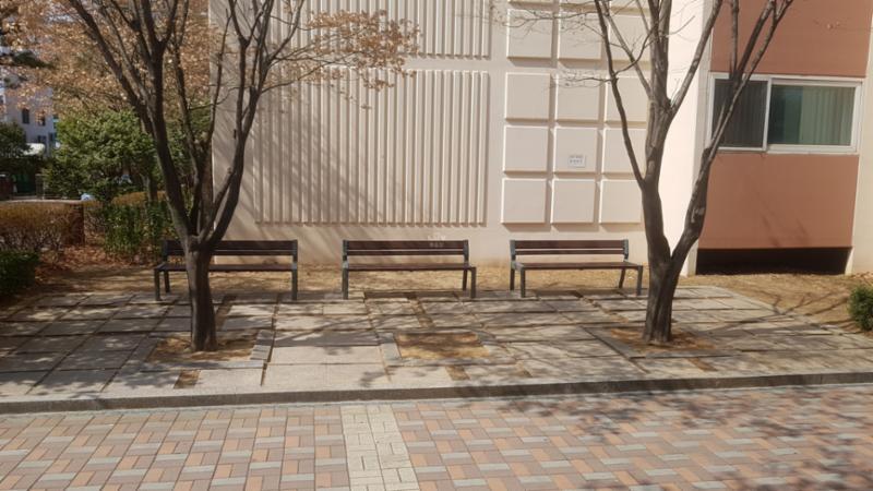 단지 곳곳에 벤치가 설치되어 있어 입주민들과의 담소 및 휴식을 취할 수 있도록 입주민의 단지생활에 신경 쓴 모습이에요