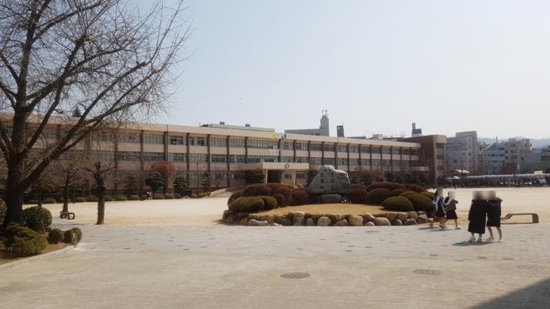 단지 주변에 위치한 서문여자중,고등학교입니다