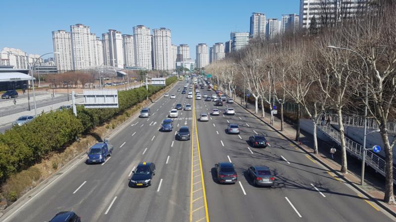 단지 인근에 위치한 사평대로입니다