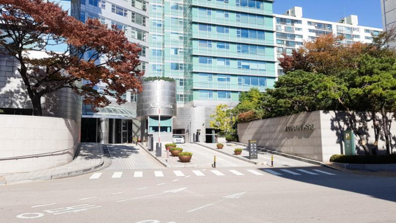 아크로비스타 정문 입니다