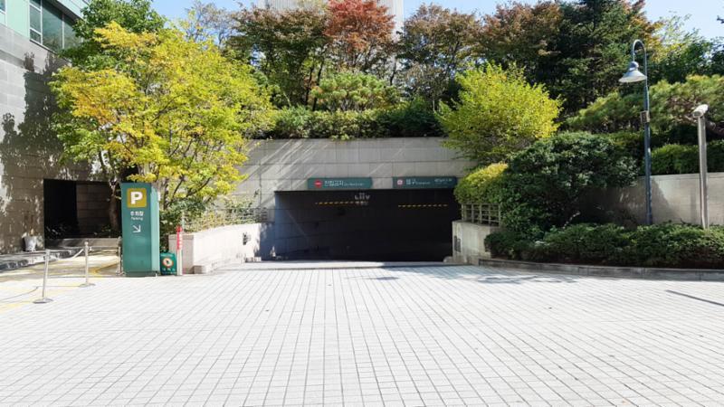 지하주차장 출입구 모습입니다