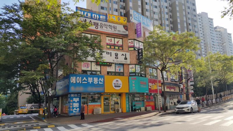 단지 내 상가가 배치되어 있고 다양한 업종의 상가들이 입점해 입주민들이 멀리 가지 않아도 편리하게 이용할 수 있도록 신경 쓴 모습이에요
