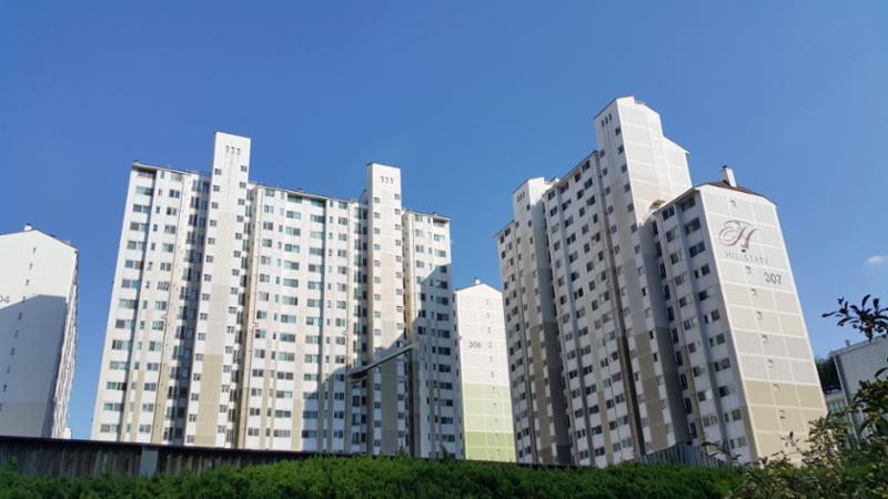 단지만의 특별한 외관 디자인으로 품격 있고 고급스러움이 느껴지는 단지 모습이에요