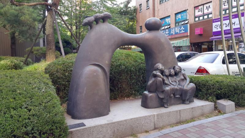 단지 곳곳에 잘 관리된 화단과 다양한 조형물이 갖춰져 있어 보는 재미가 있는 단지 전경이에요