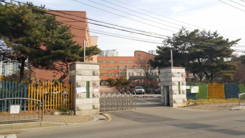 단지와 인접해 있는 화성벌말초등학교입니다