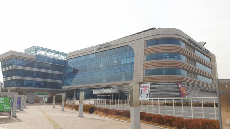 단지 주변에 위치한 유앤아이센터입니다
