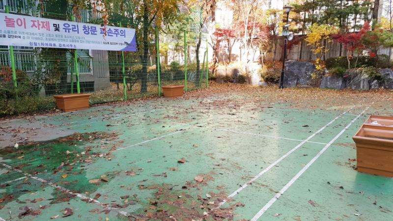 라인이 그려진 단지 내 운동 공간입니다