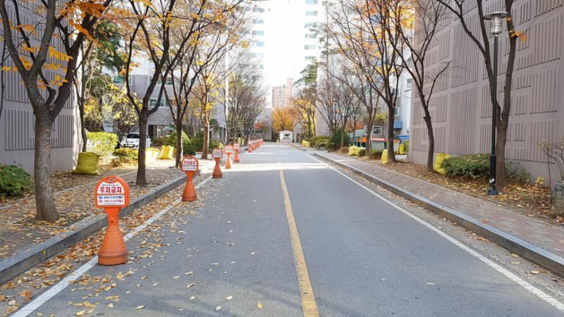 단지를 관통하여 이어져 있는 단지 내 도로 입니다