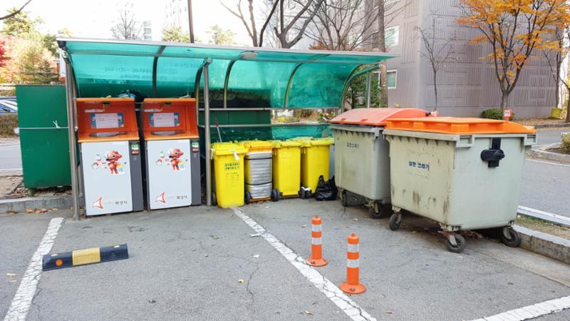 단지 내 분리수거장이에요