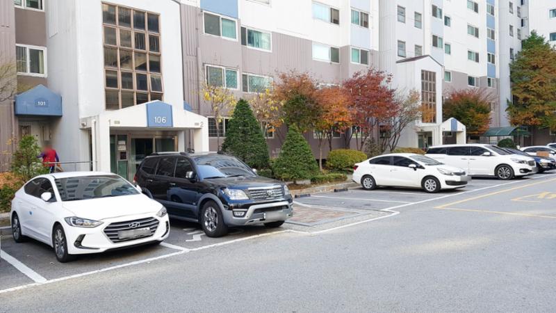도로와 인접한 지상주차장 입니다