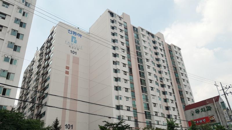 1994년에 입주한 단지여서 다소 세월의 흔적은 보이지만 깨끗하게 관리되어 깔끔한 외관을 자랑해요