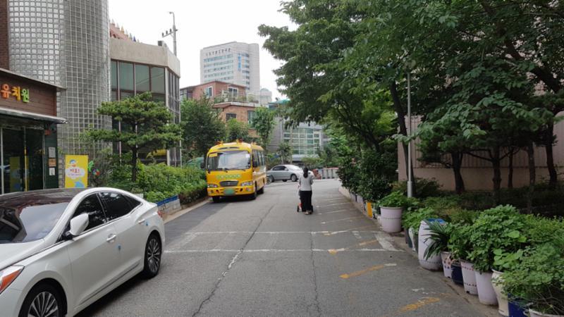 단지 내에 위치한 보행로에요~ 단지 안으로 차량 출입이 가능하고 녹지공간과 어우러져 있어요