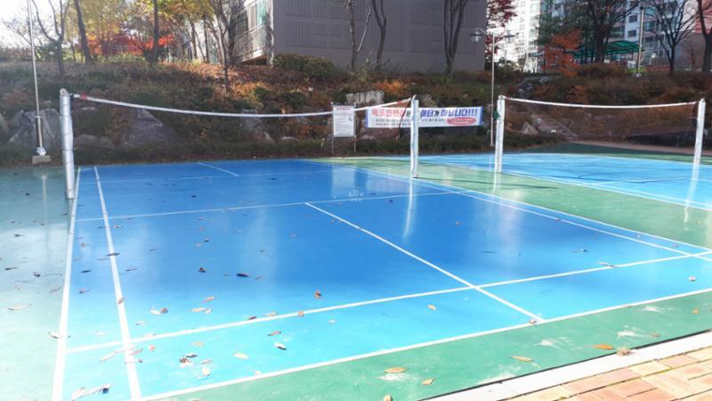 입주민들의 건강을 위한 배드민턴장이에요