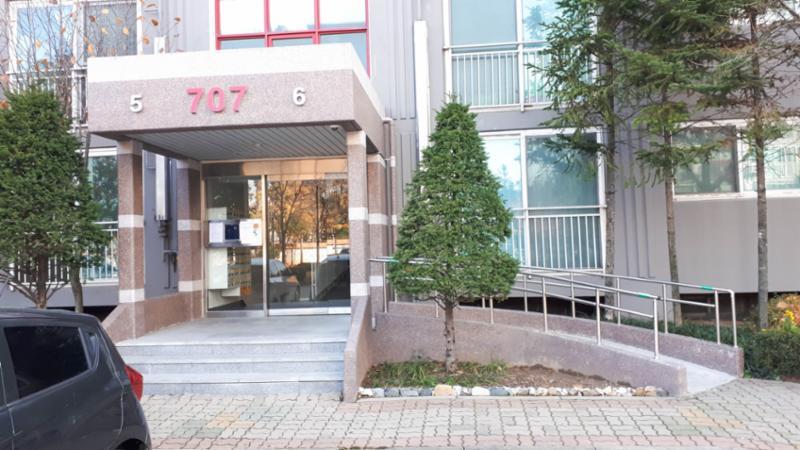 고급스러운 디자인의 공용현관 입구에요