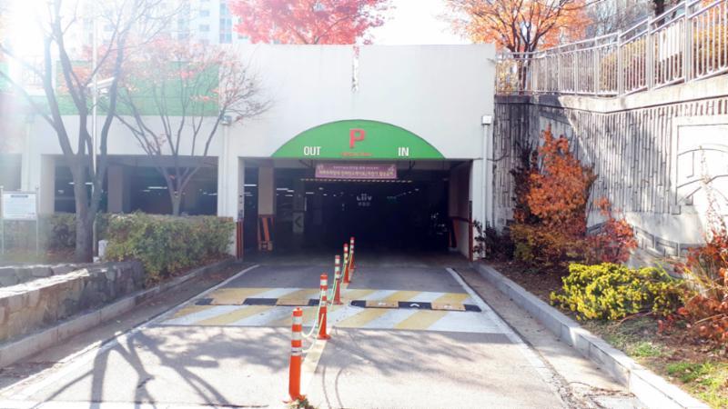 지하로 연결되어 있는 지하주차장 출입구에요
