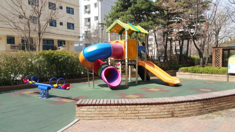 마포대림e-편한세상2차의 단지 내 놀이터에요