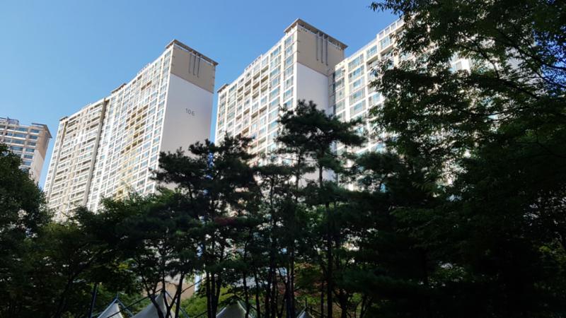 각 층마다 색을 달리해 전체적으로 화사하면서도 세련된 외관을 선보이는 단지전경이에요
