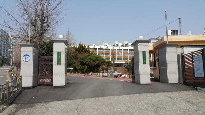 단지 주변에 고등학교가 위치하고 있어 학생들이 안전하고 편리하게 등하교를 할수 있습니다