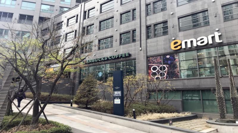 단지 주변에 위치한 대형마트로 이용이 편리하고 대형주차장이 함께 설치되어 있어 주말에도 주차 걱정없이 편리하게 이용할 수 있습니다