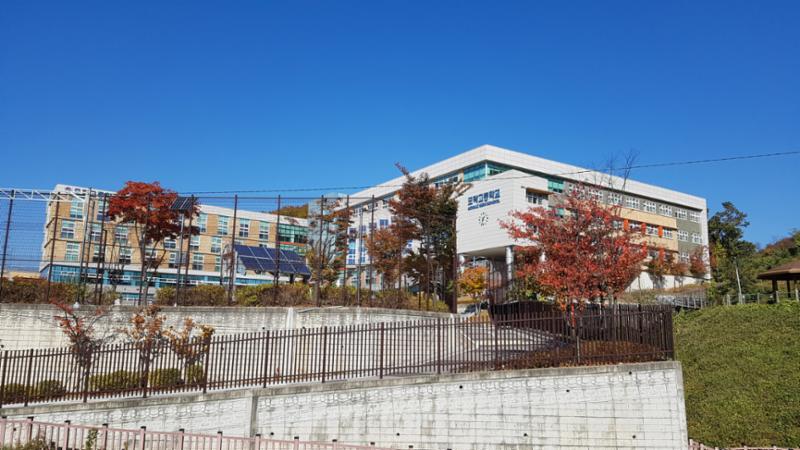 단지와 인접한 곳에 교육시설이 위치하고 있어 대중교통을 이용하지 않고도 편안하게 통학이 가능한 거리로 학생들은 편리하게 다닐수 있어서 좋습니다