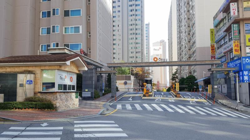 멋스러운 문주가 돋보이는 단지 정문이에요