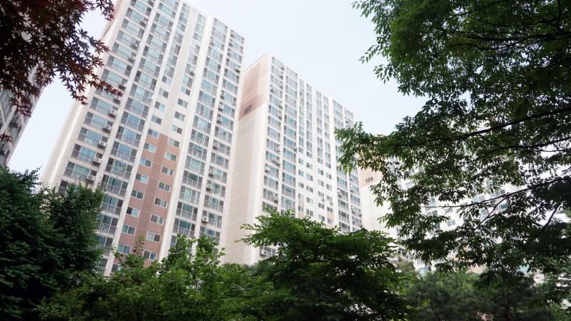 강동현대홈타운 단지 전경이에요