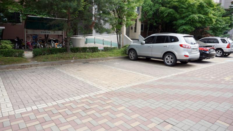 단지 내 곳곳에 지상주차장이 마련되어 있어요