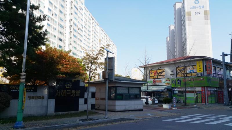 단지 정문이에요