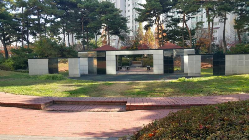 단지 곳곳에 잘 관리된 화단과 다양한 조형물이 갖춰져 있어 보는 재미가 있는 내부 단지조경이에요