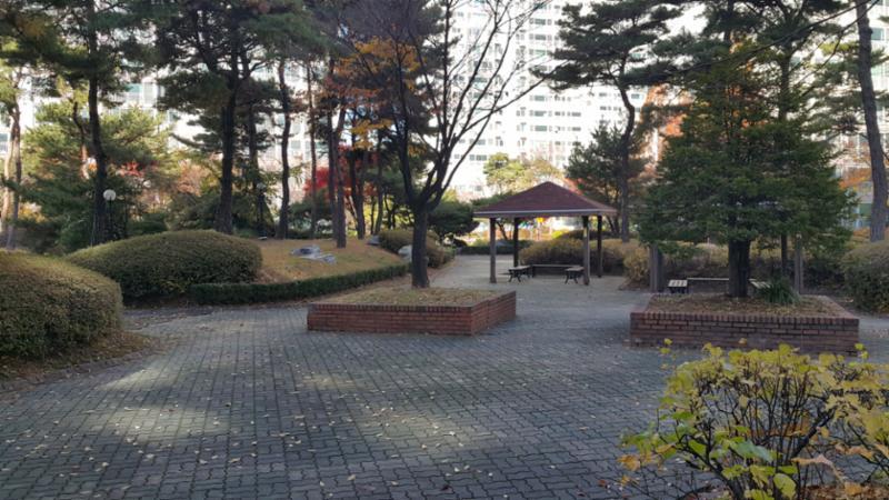 멋스러운 조경시설과 조화롭게 꾸며진 주민쉼터 공간이에요