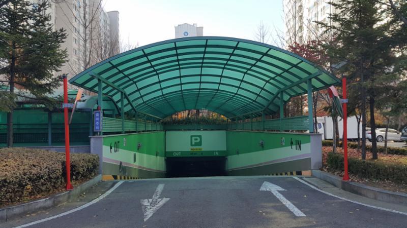 지하로 내려가는 주차장출입구이에요