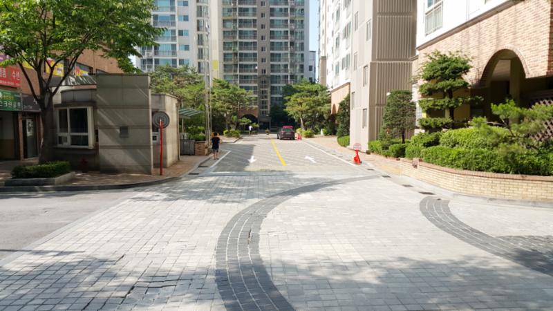 단지를 관통하여 이어져 있는 단지내도로 입니다