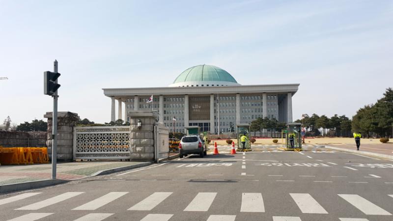 단지 인근에 위치한 국회의사당입니다