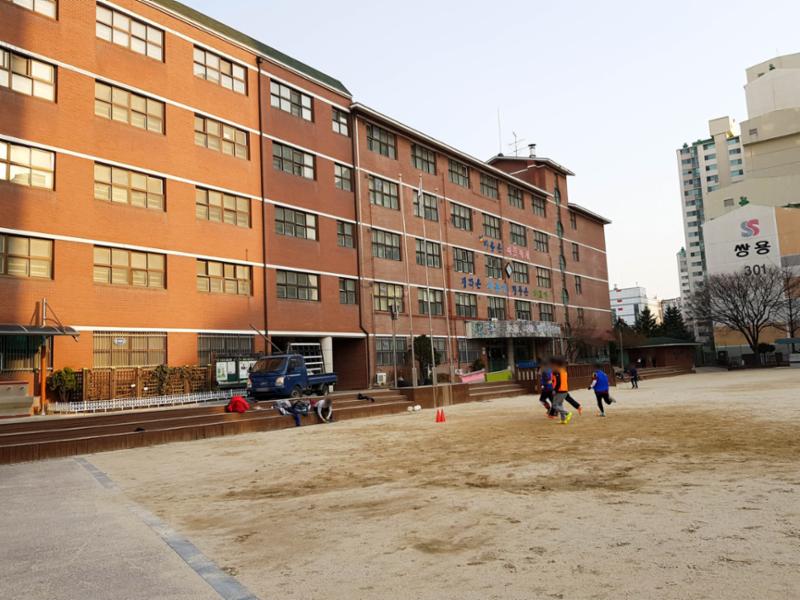 단지 주변에 위치한 가주초등학교입니다