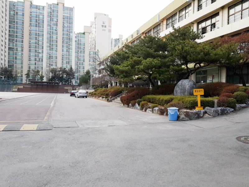 단지에서 근접한 거리에 위치해 있는 송파중학교입니다