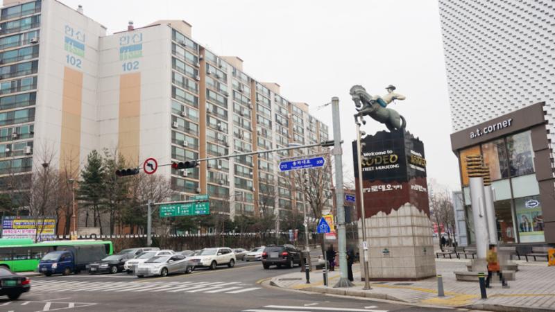 패션 특화 거리인 문정로데오거리가 있습니다