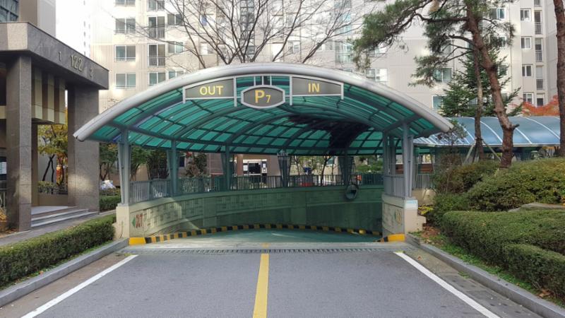 입주민들의 안전을 위해 지하로 연결되는 지하주차장 출입구에요