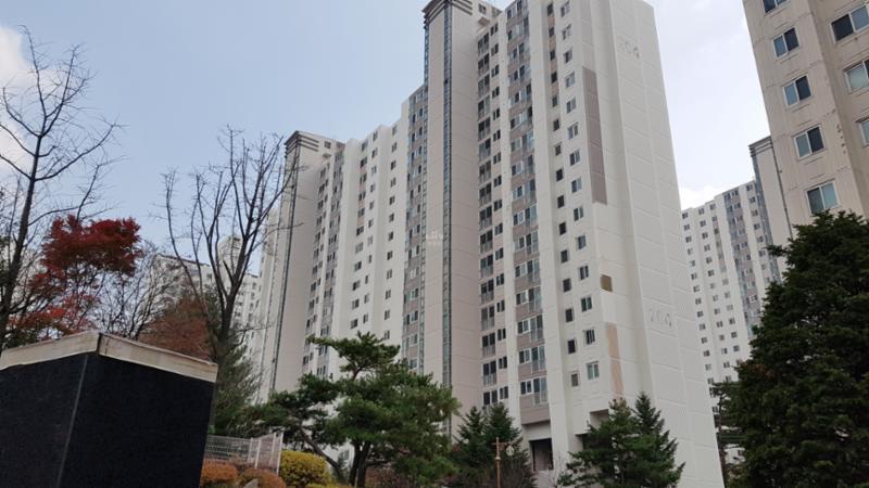 신촌마을포스홈타운1단지 아파트 단지 전경이에요