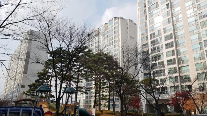 신촌마을포스홈타운1단지 아파트 단지 전경 모습이에요