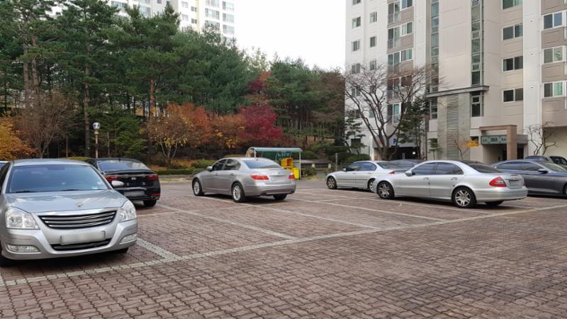 신촌마을포스홈타운1단지 아파트의 지상 주차장이에요