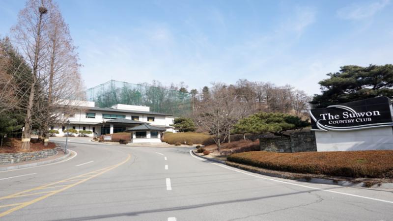 주민들이 취미생활을 즐길 수 있는 수원 CC가 단지와 인접해 있습니다